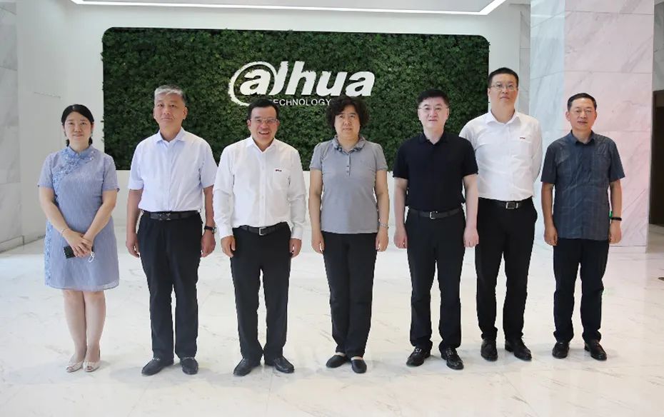 遼陽市長白英、副市長袁國相一行參觀考察大華股份